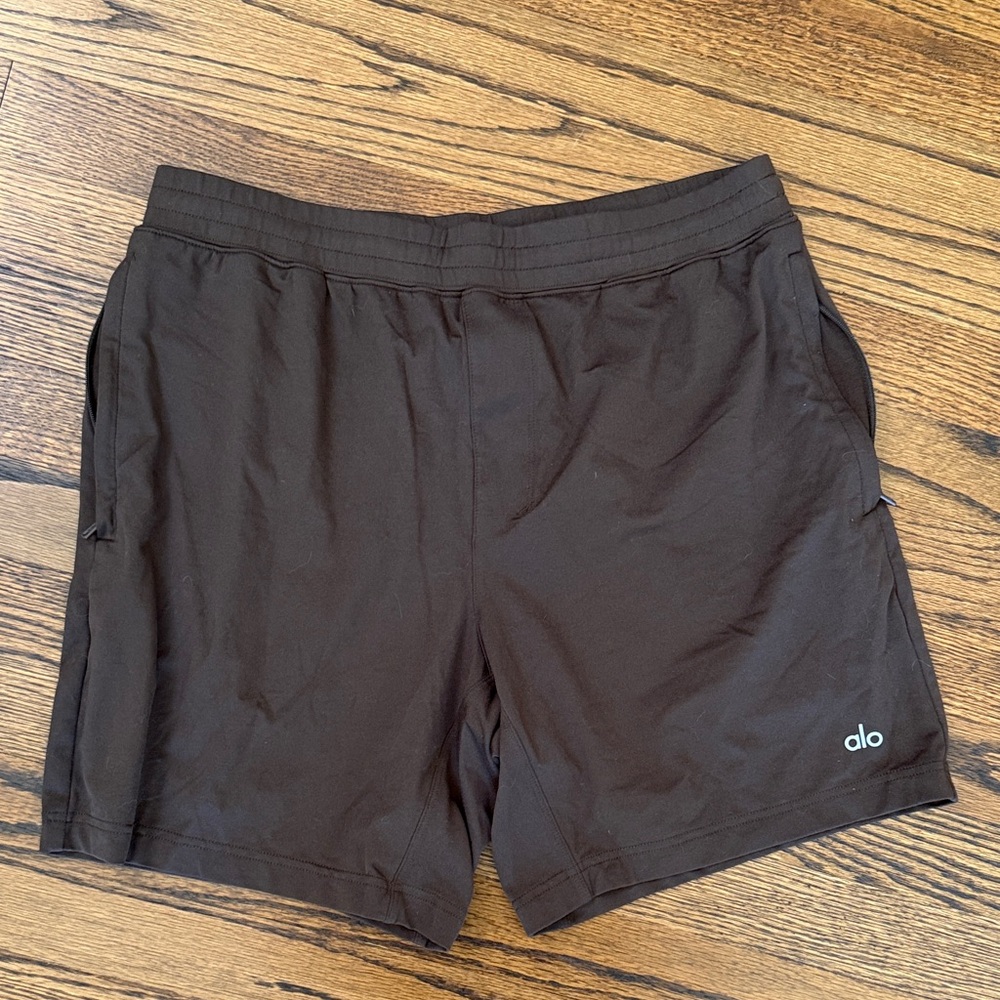 B17 ALO Yoga Men's Medium Chocolate Athletic Shorts